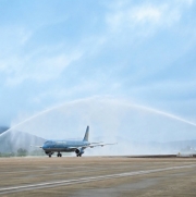 Vietnam Airlines đưa những hành khách đầu tiên hạ cánh tại sân bay Liên Khương